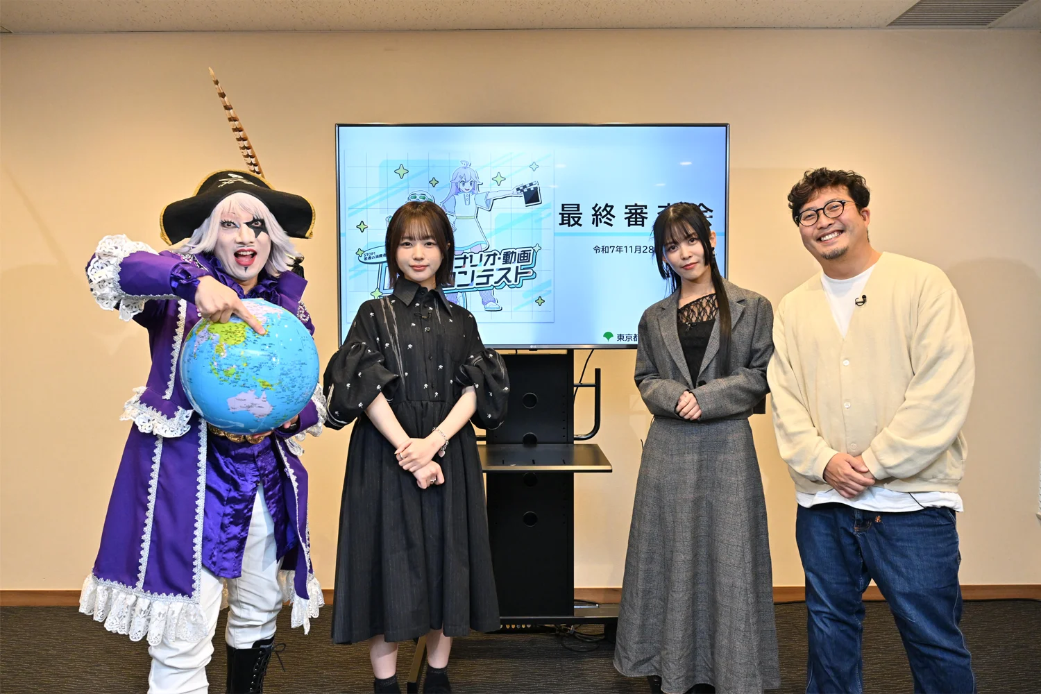 審査員4名の集合写真